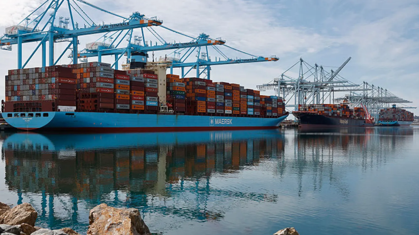 Các tàu vận tải khổng lồ buộc phải thay đổi hải trình để tránh khu vực nguy hiểm, làm gia tăng chi phí vận chuyển đường biển.